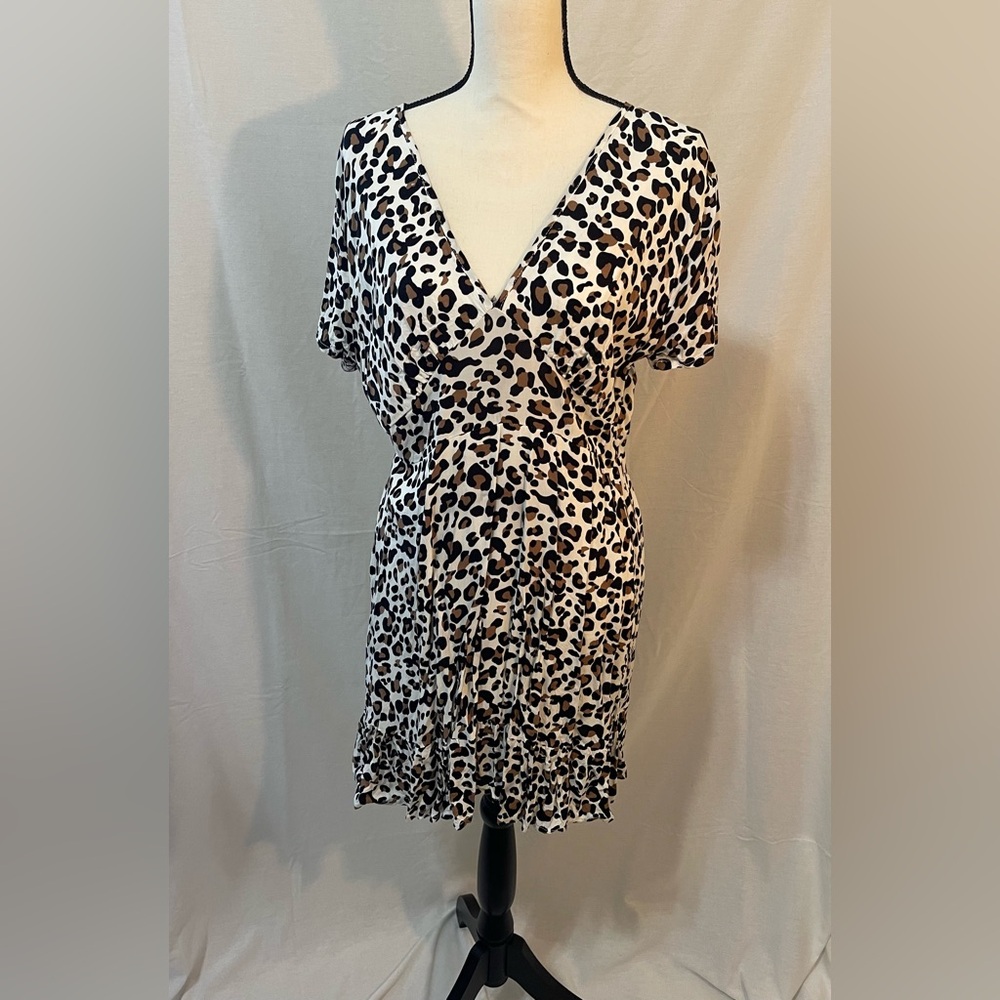 Women’s leopard print v-neck SS dress w/ruffled hem XL Gently Worn LN